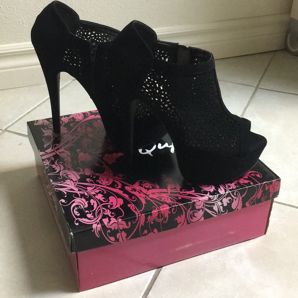 Black heeled peep-toe booties